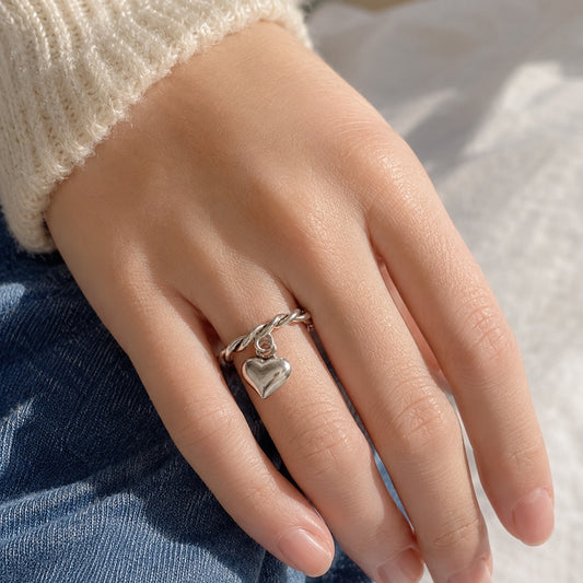 Anillo Trenzado con Corazón Colgante