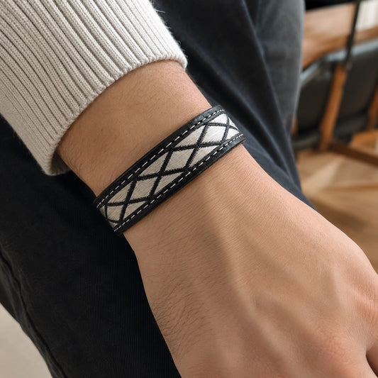 Pulsera de Piel con Hilo de Plata