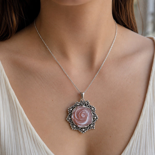 Dije Flor de Madre Perla Rosa