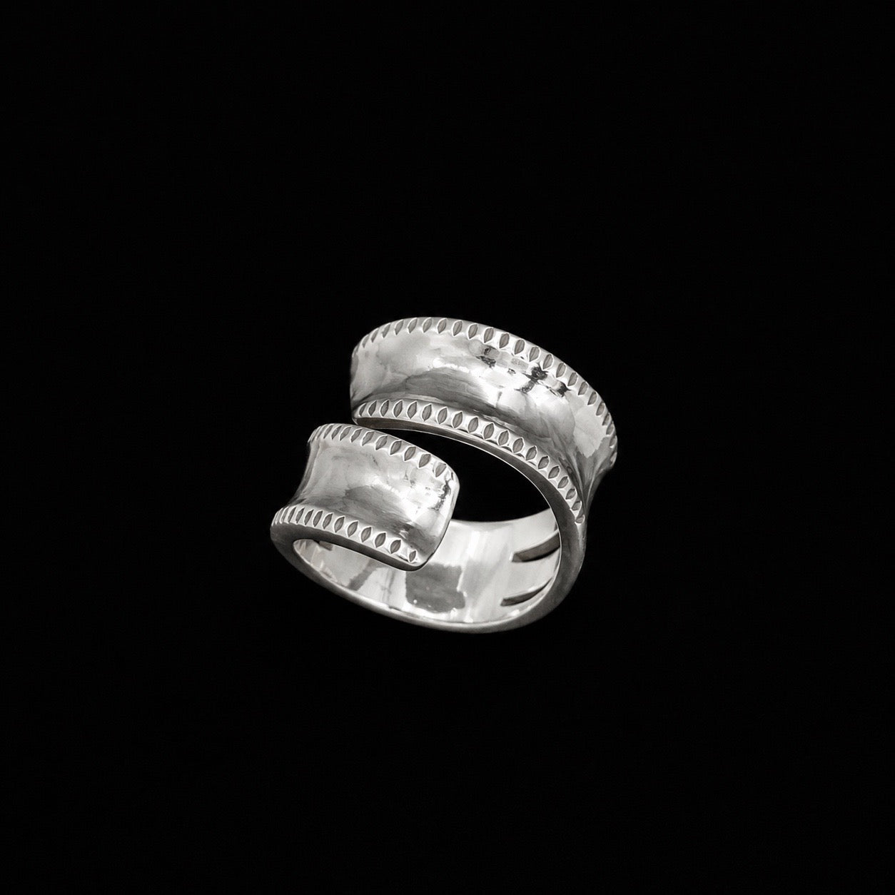 Anillo Espiral con Orilla Martillada