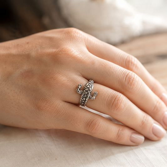 Anillo Cocodrilo de plata ley .925 puesto en el dedo anular de una mano femenina