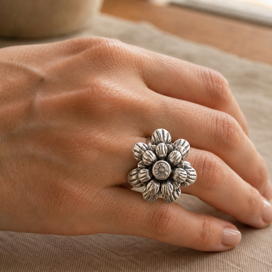 Anillo Flor con Circonia de plata ley .925 puesto en el dedo anular de una mano