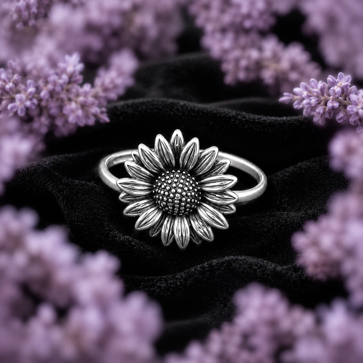 Anillo Girasol de plata ley .925 de Joyería Colibrí sobre terciopelo negro, enmarcado por un halo de lavanda