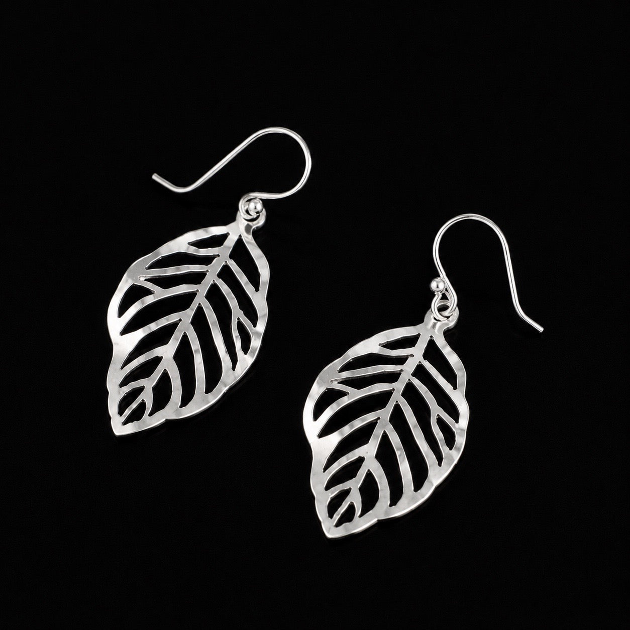 Aretes Colgantes Hoja Calada Mediana