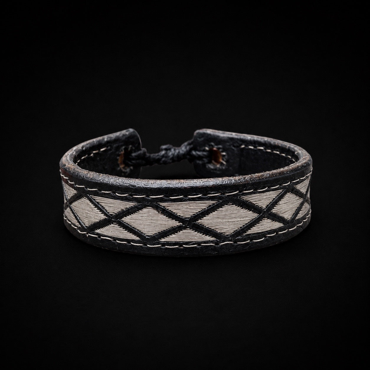 Pulsera de Piel con Hilo de Plata