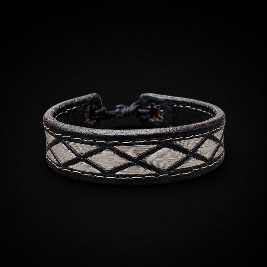Pulsera de Piel con Hilo de Plata