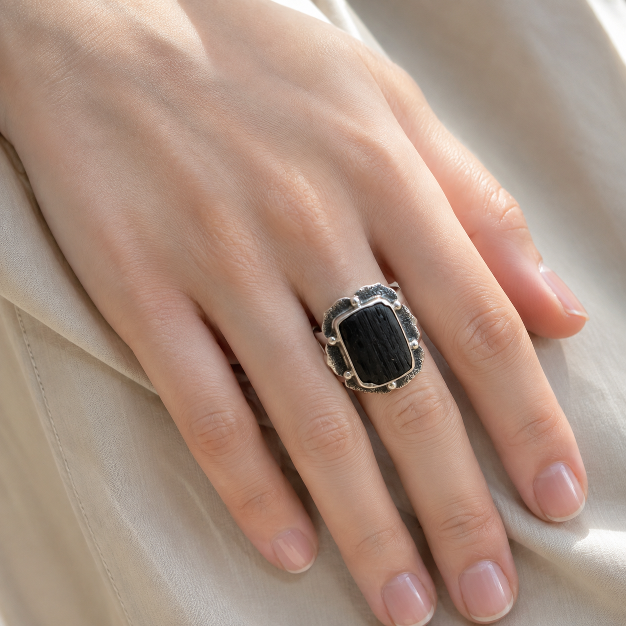 Anillo Flor de Turmalina Negra