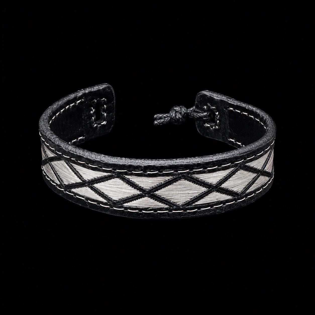Pulsera de Piel con Hilo de Plata