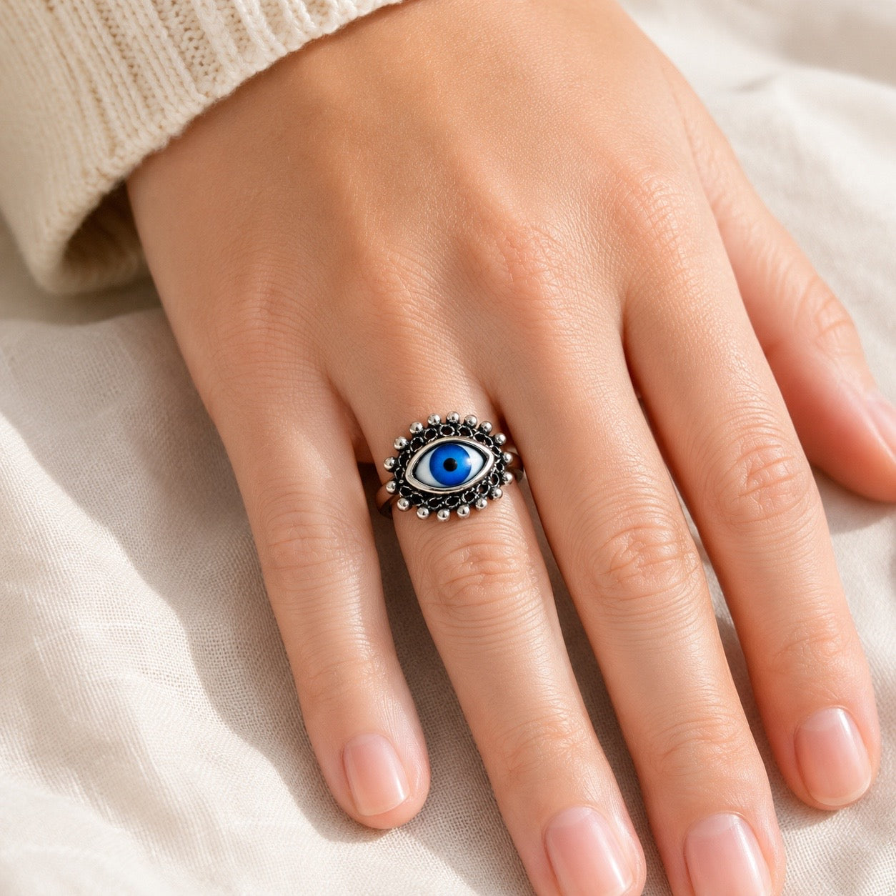 Anillo Ojo Turco con Marco de Perlas
