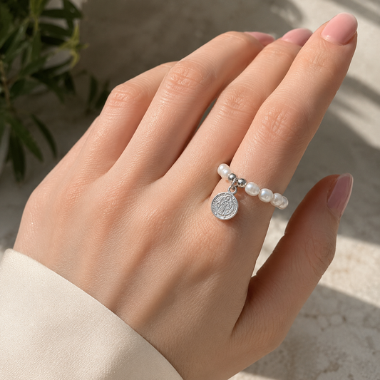 Anillo Elástico San Benito con Perlas de Río