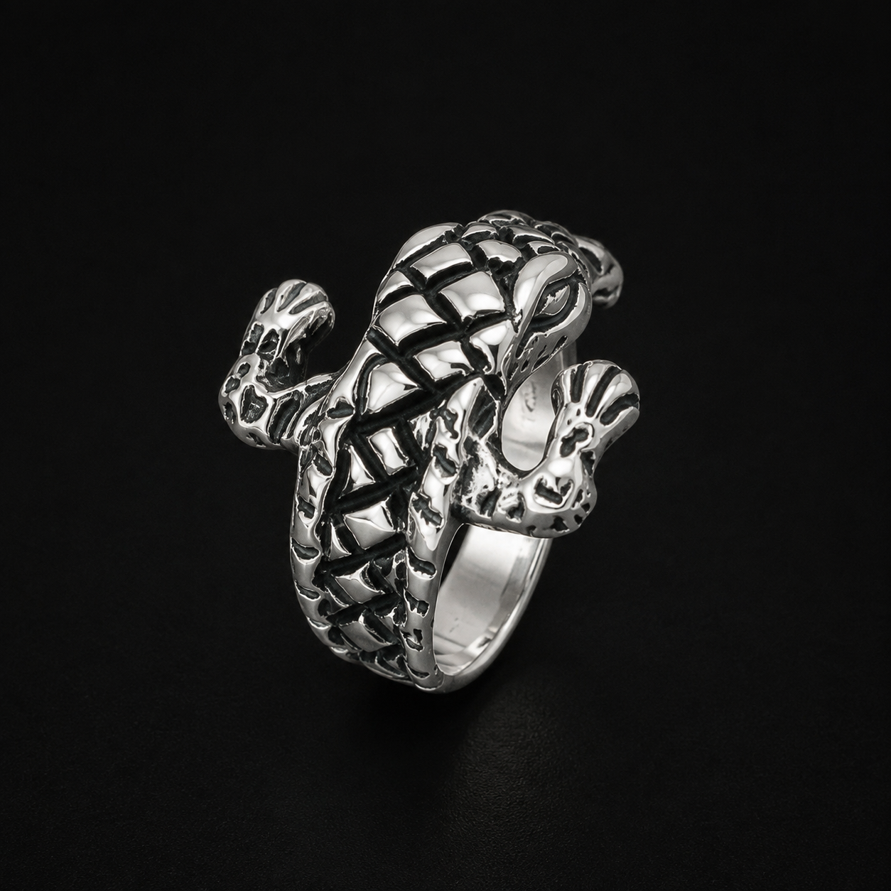 Anillo Cocodrilo de plata ley .925 de canto sobre fondo negro, mostrando el interior del aro y el grosor de la banda